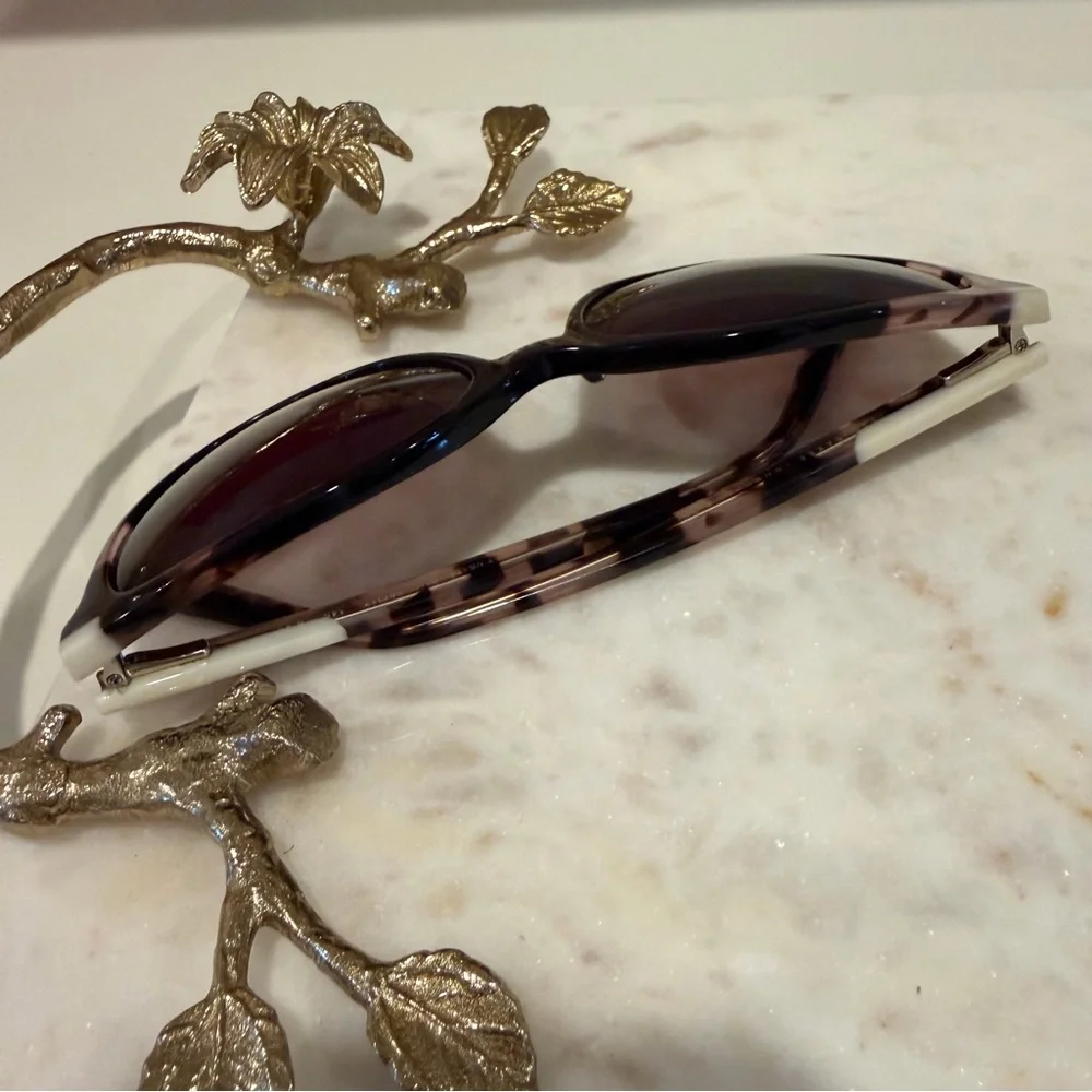 Chic Ted Baker Sunglasses - Picture 3 of 4